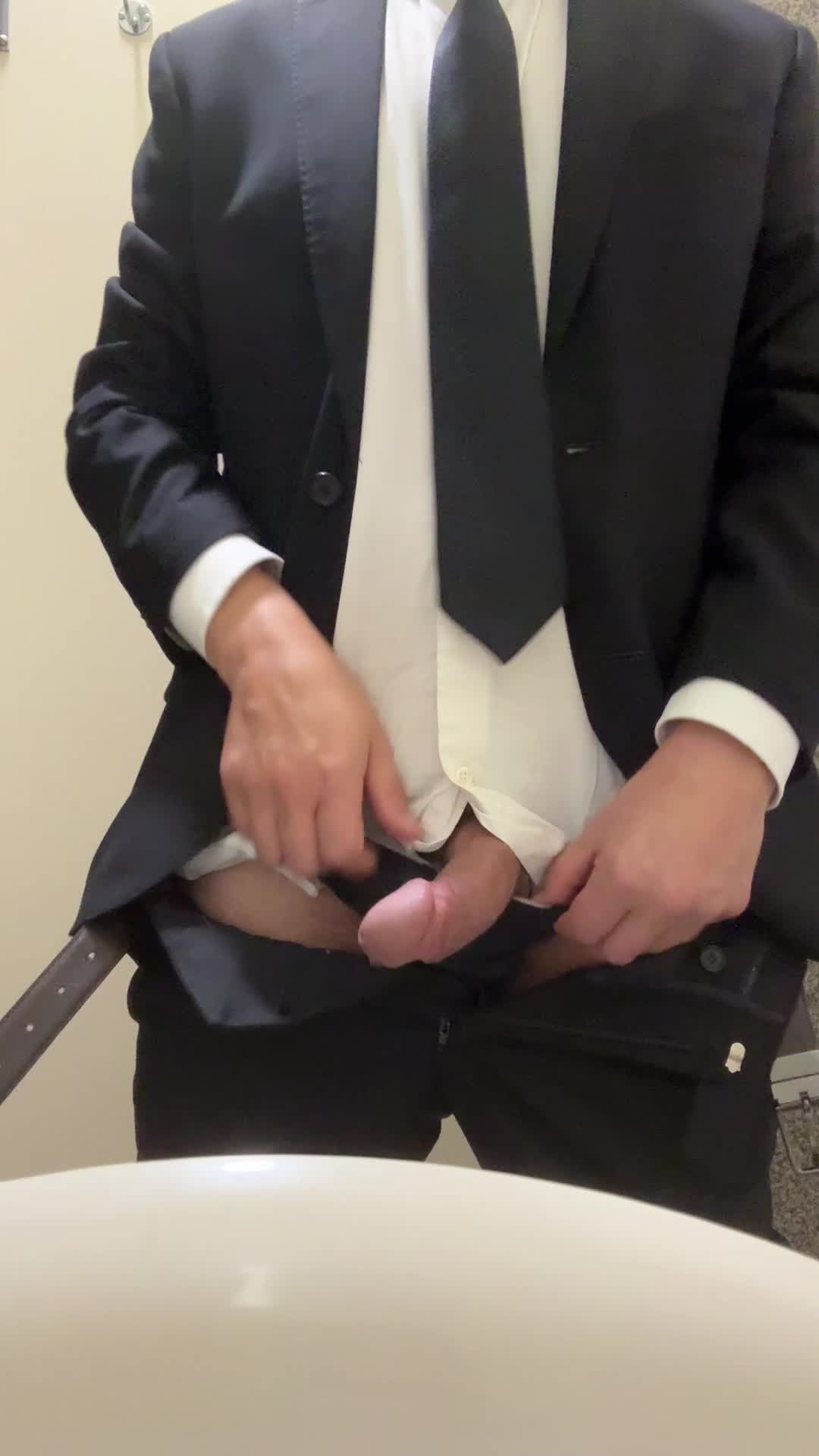 Masturbação de homem de terno