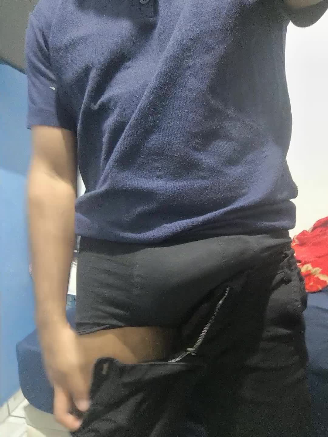 Masturbação, voyeurismo e exibição em vídeo sensual