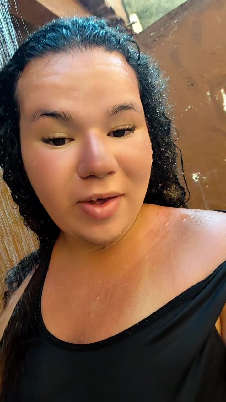 Echylia sensual no banho, atitude e charme