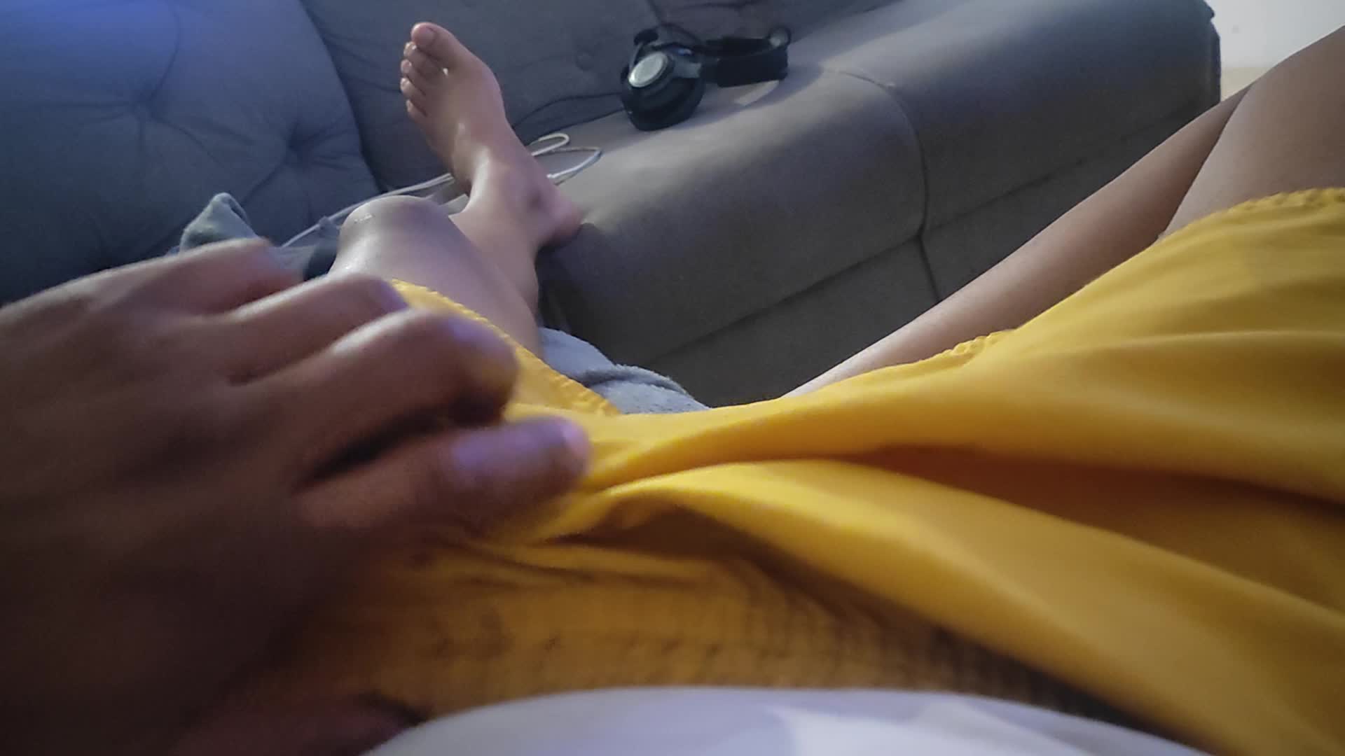 Masturbação sensual com calças amarelas
