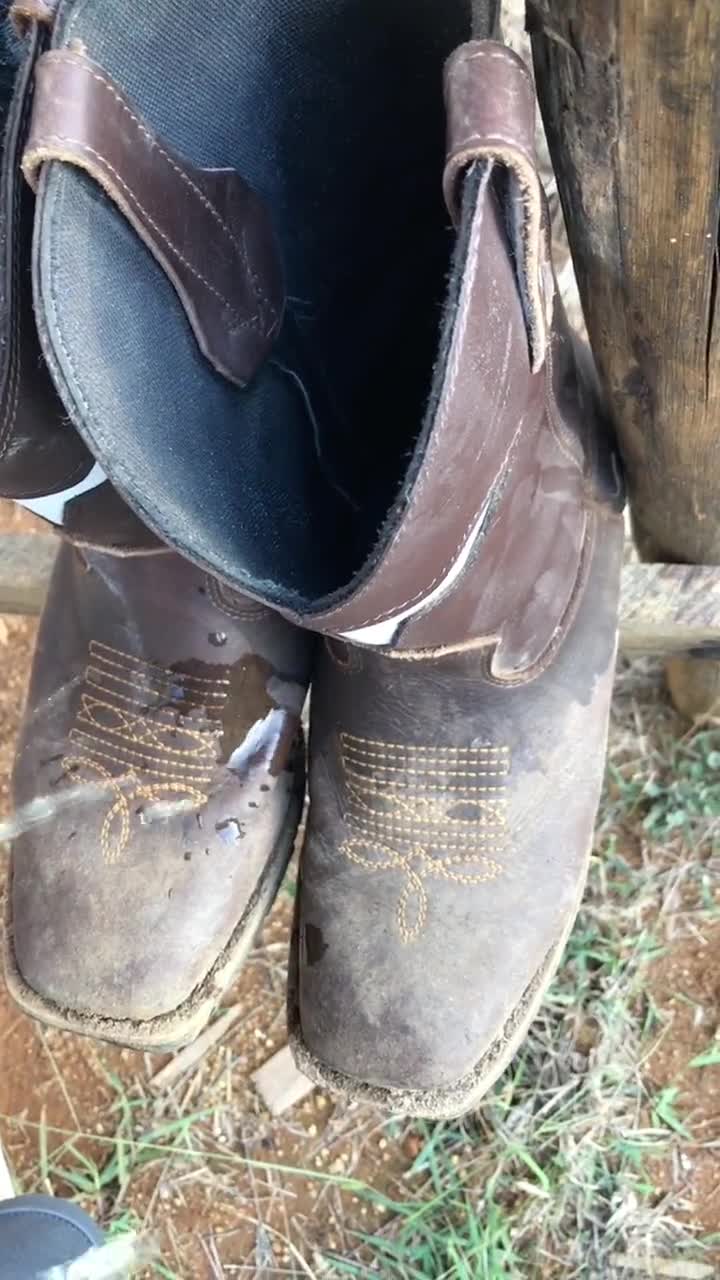 Fetiche em botas de couro molhadas e líquidos