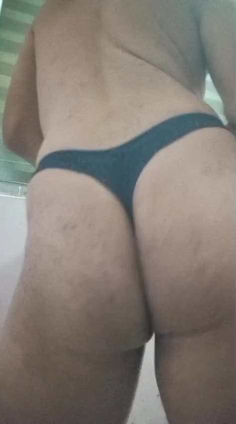 Rapaz exibindo fio dental e exibicionismo