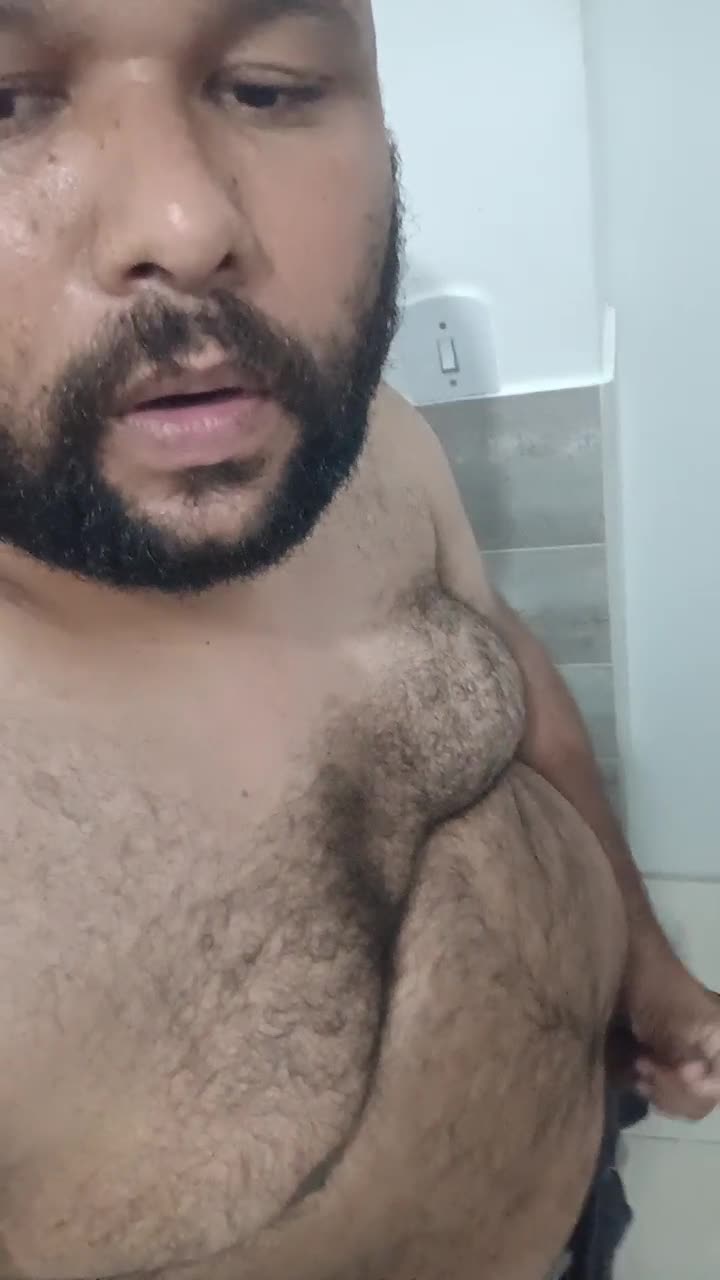 Barbudo peludo gostoso se masturbando e gozando