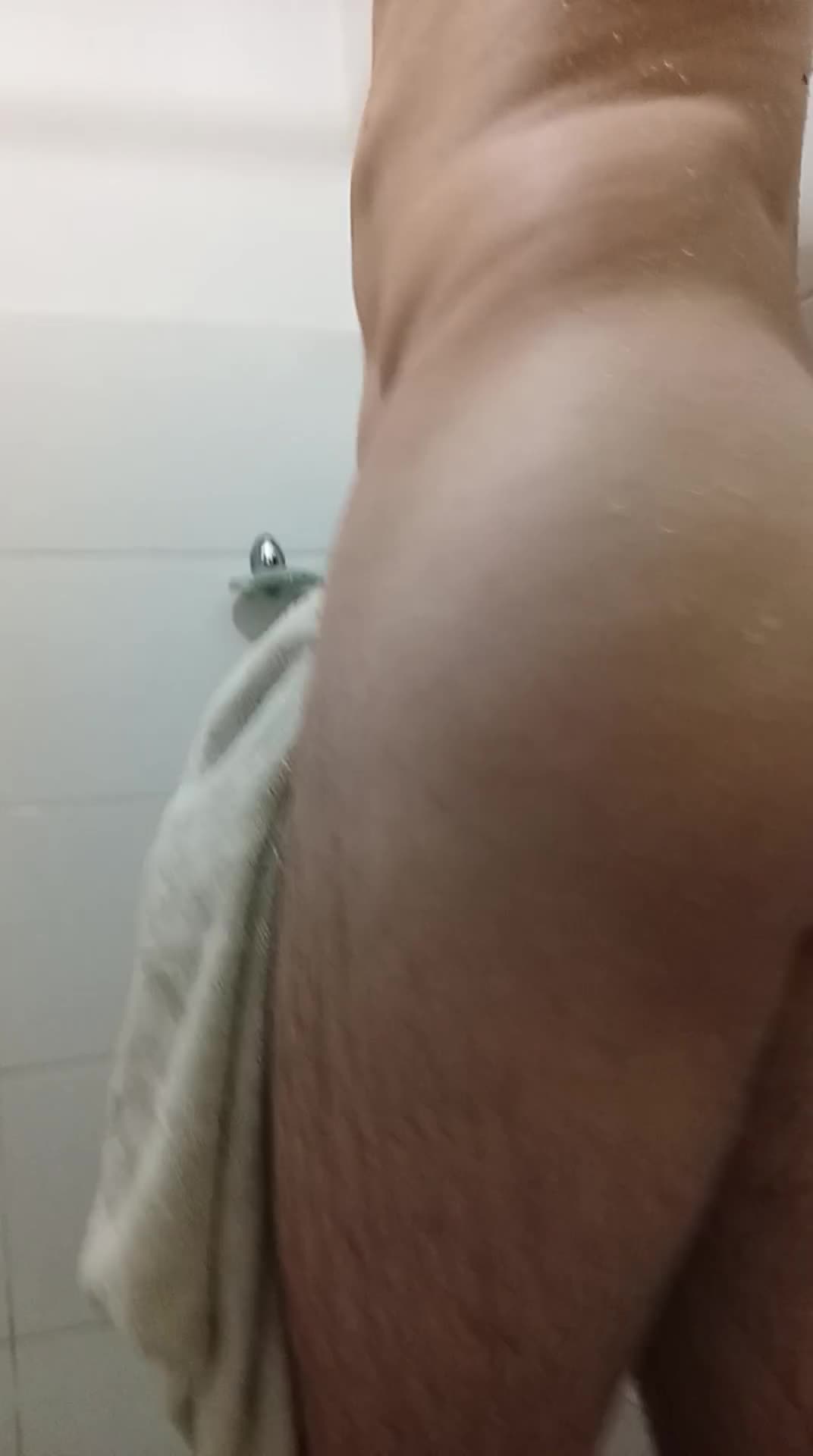 Cena sensual com masturbação e voyeurismo