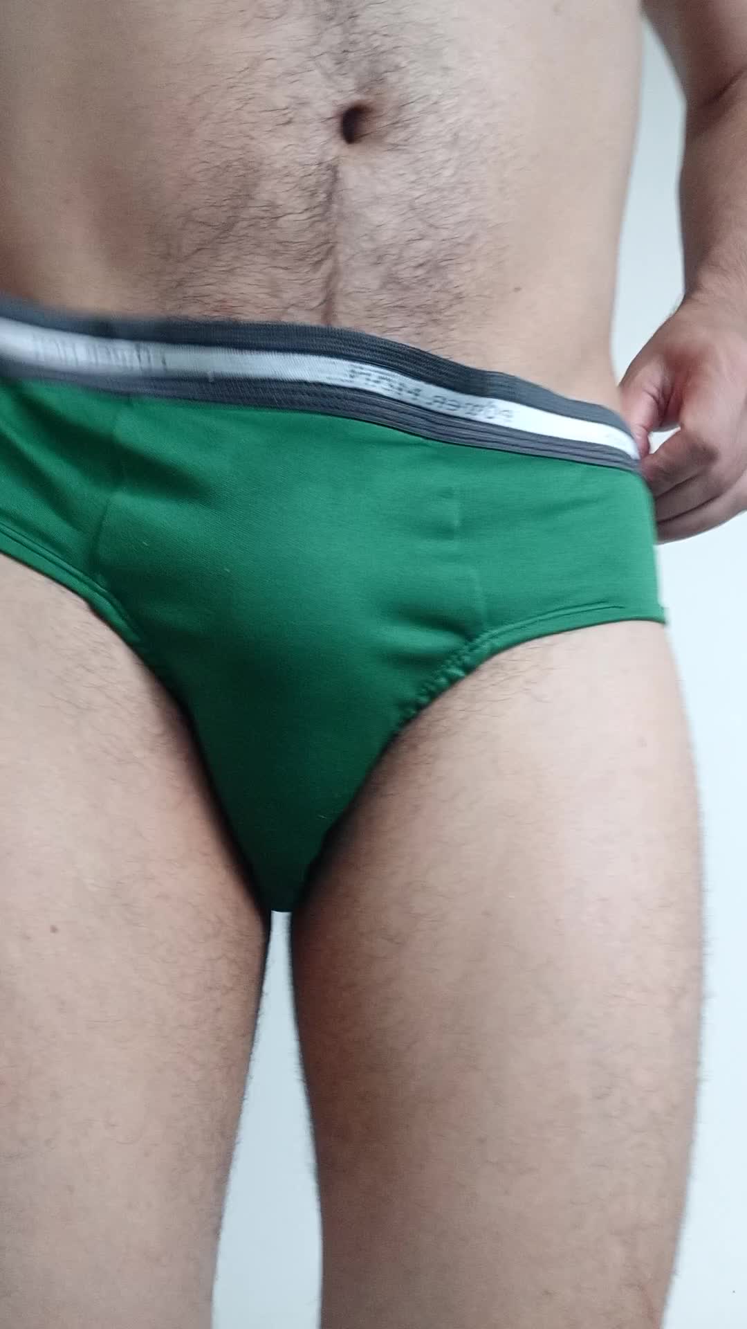 Cueca verde, exibicionismo e corpo depilado
