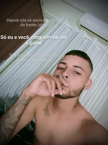 Encontro sensual com cigarro e música