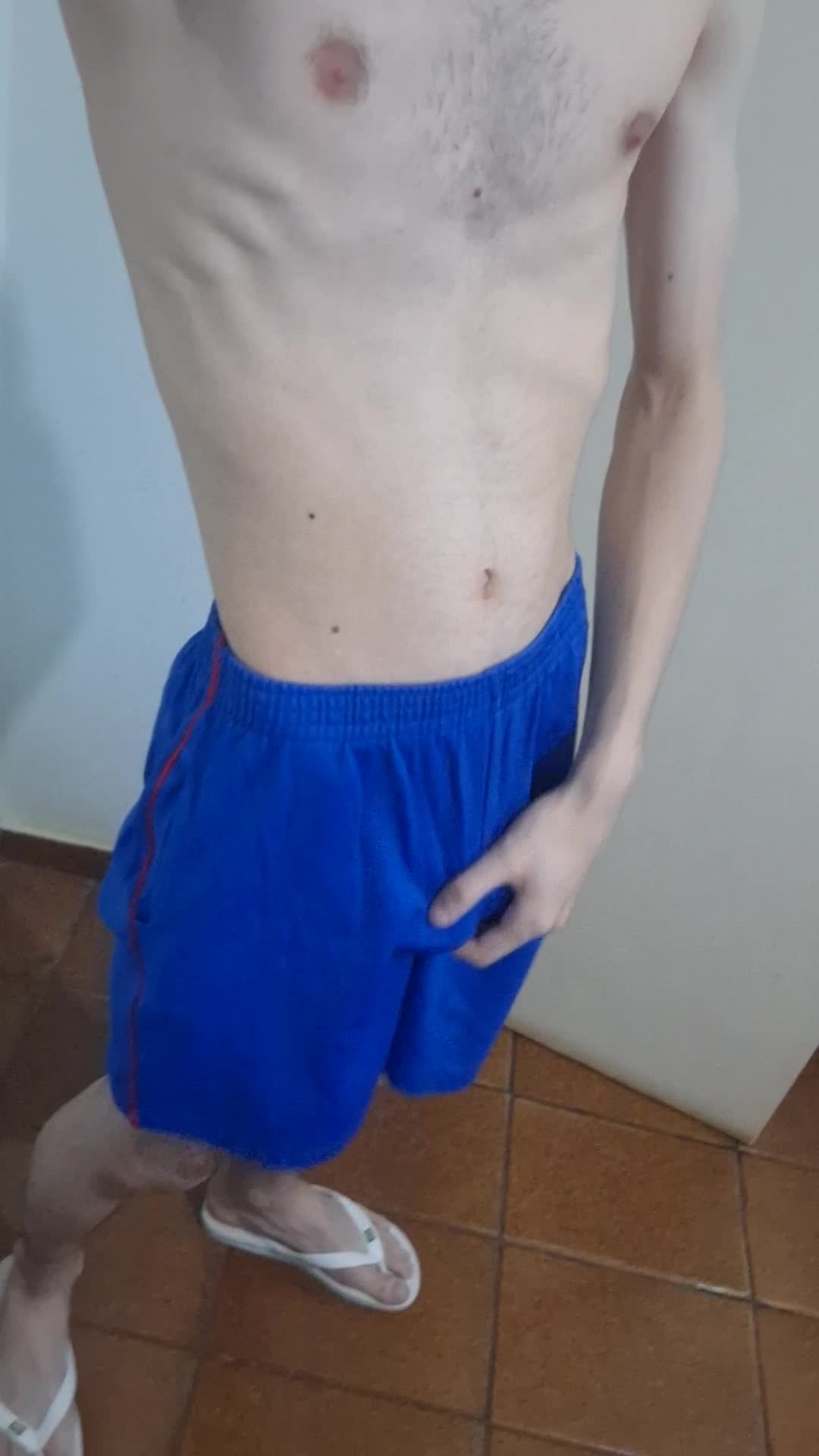 Shorts azuis, masturbação sensual