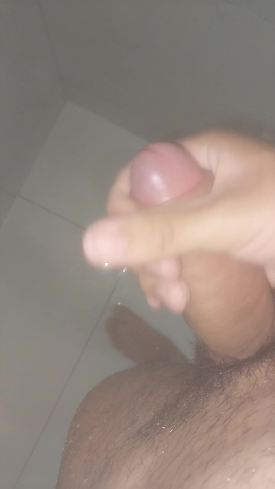 Masturbação no chuveiro com close no pênis