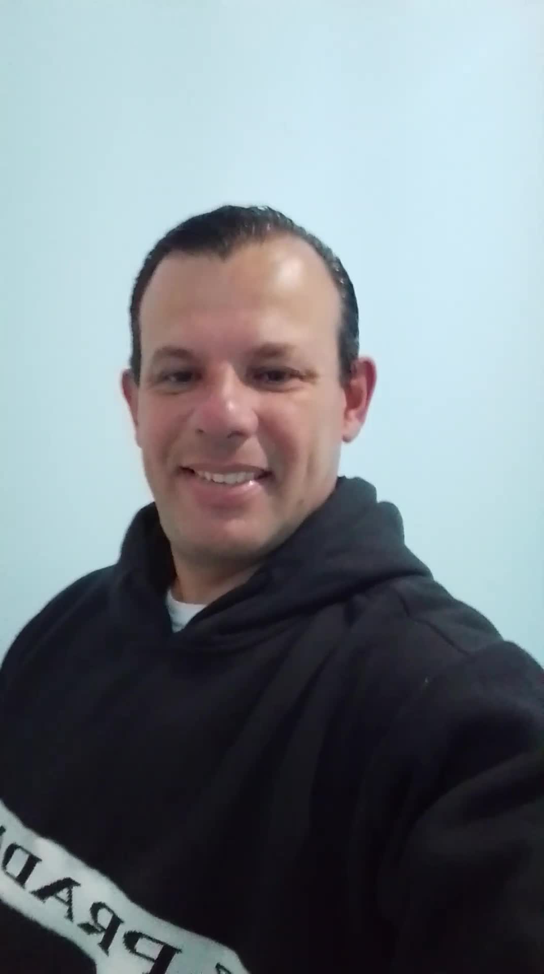 Rodrigo com sorriso confiante sedutor