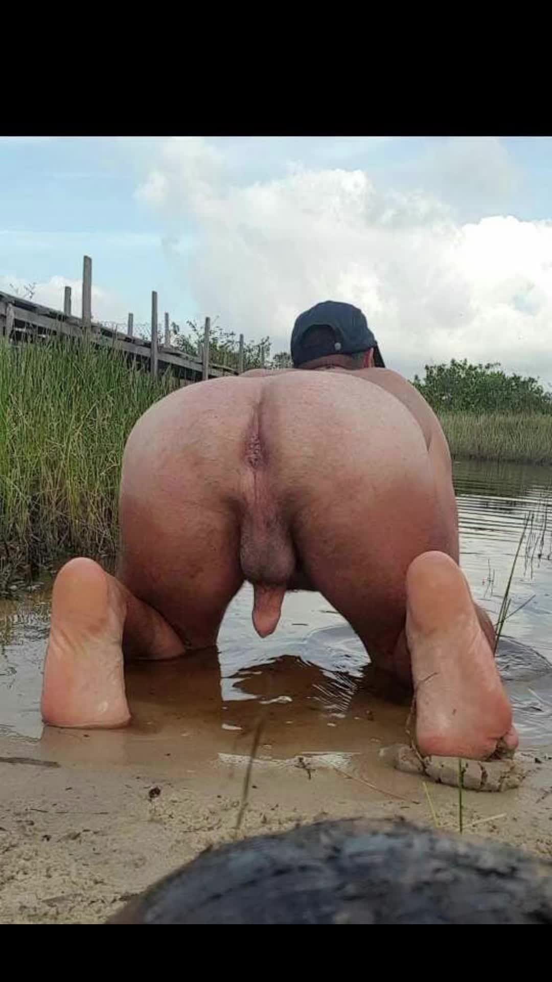 Homem com bunda perfeita e corpo peludo exibindo sensualidade ao ar livre e em casa