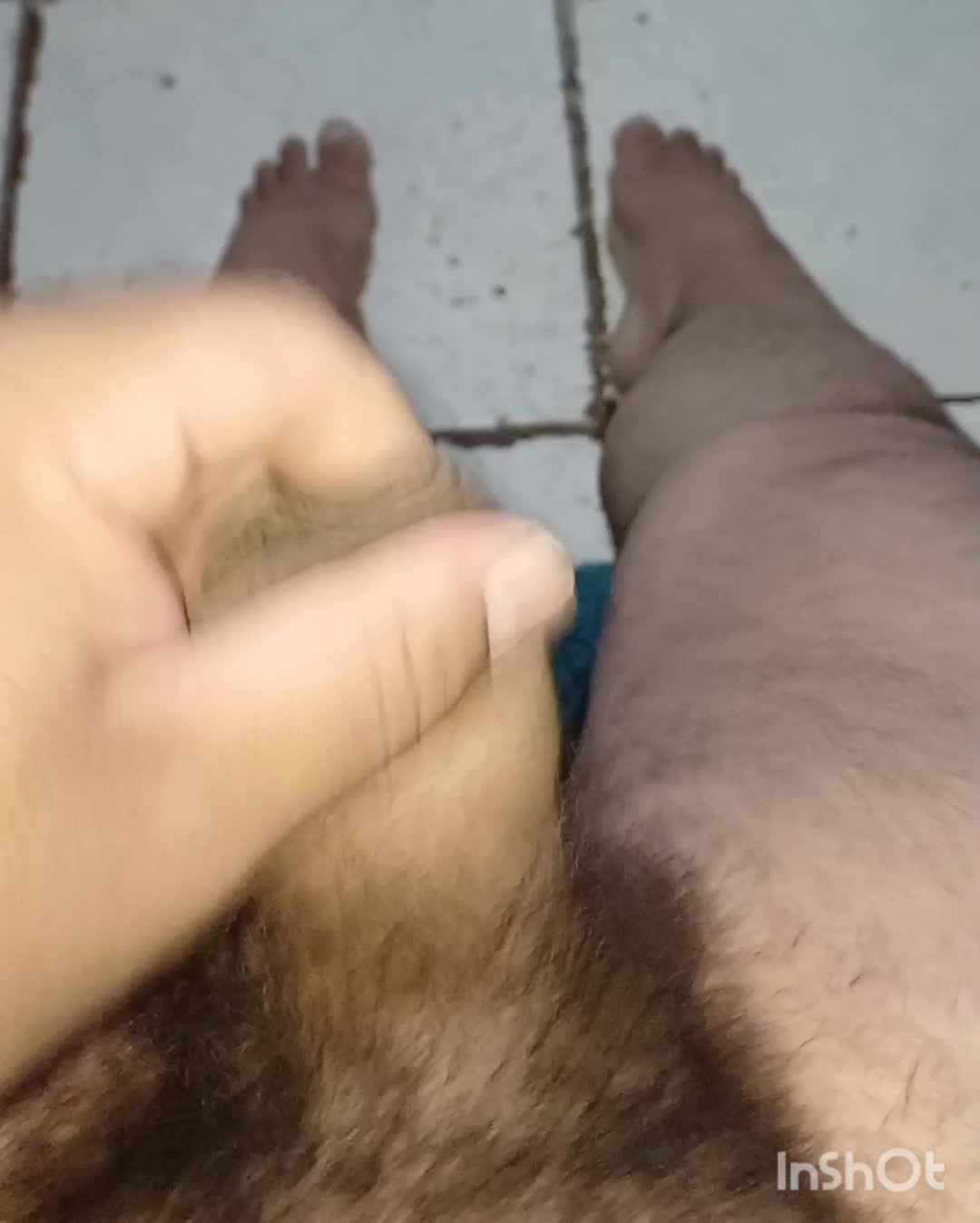 Masturbação peluda, gozada intensa e voyeurismo
