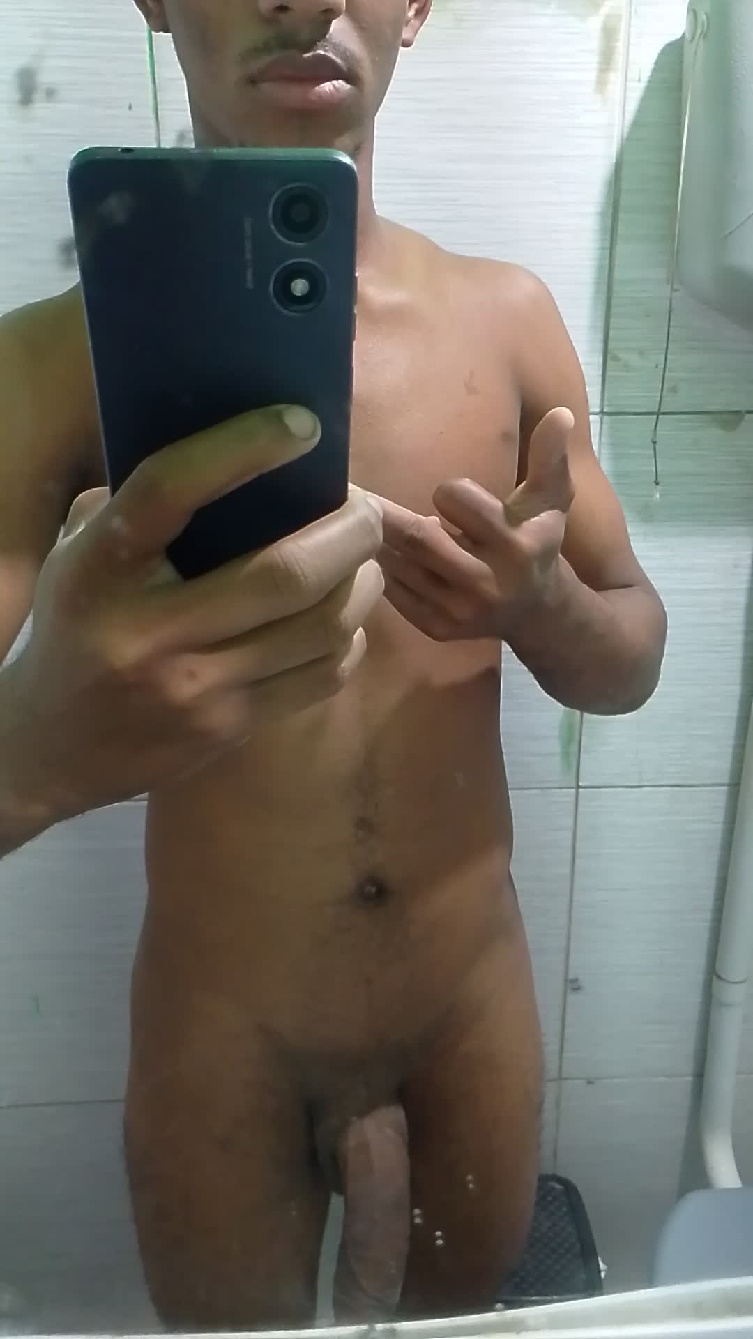 Exibicionismo e masturbação no banheiro