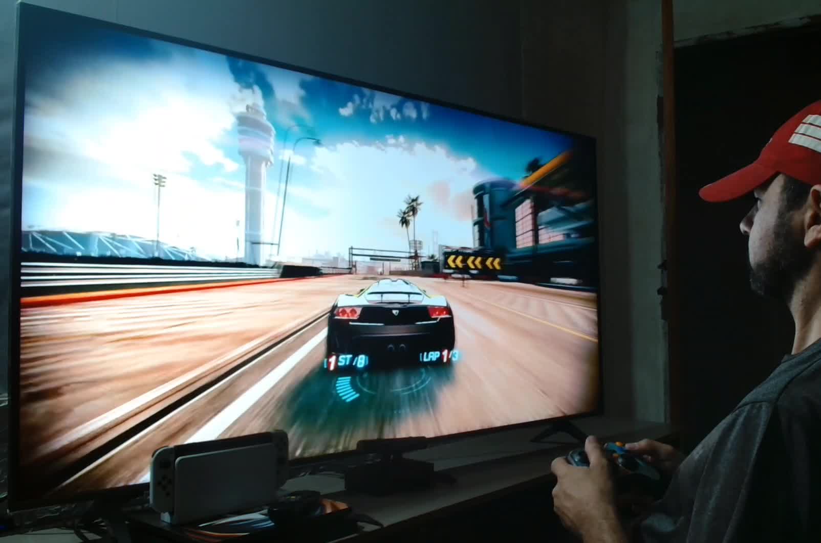 Homem jogando videogame de corrida em carro esportivo
