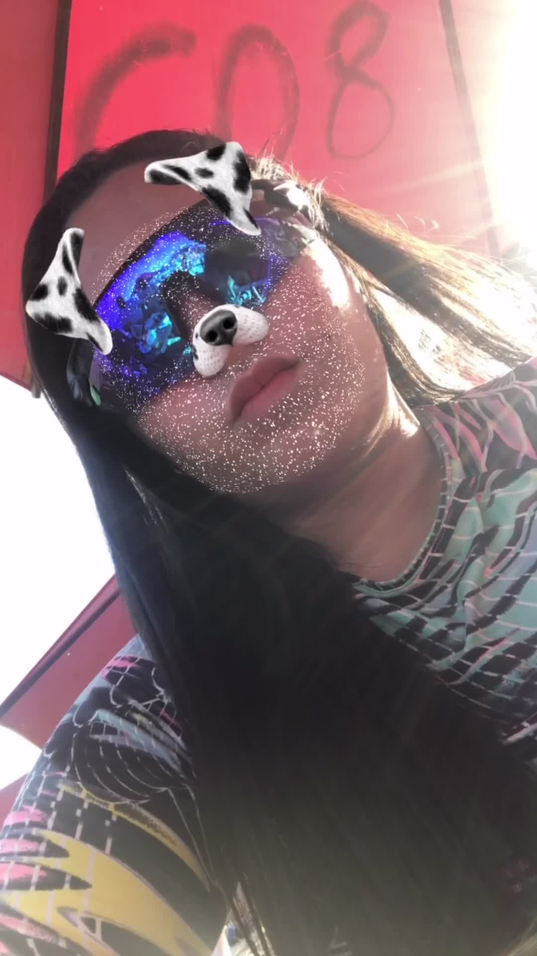 Selfie sensual com glitter e óculos estilosos