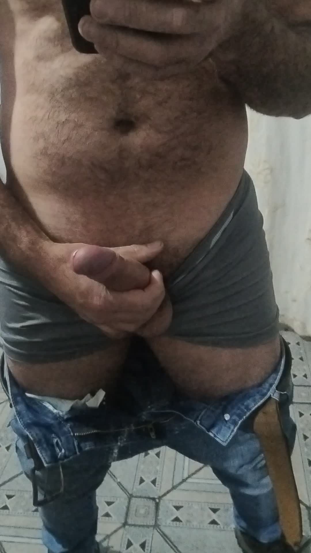 Homem peludo se masturbando e ejaculando