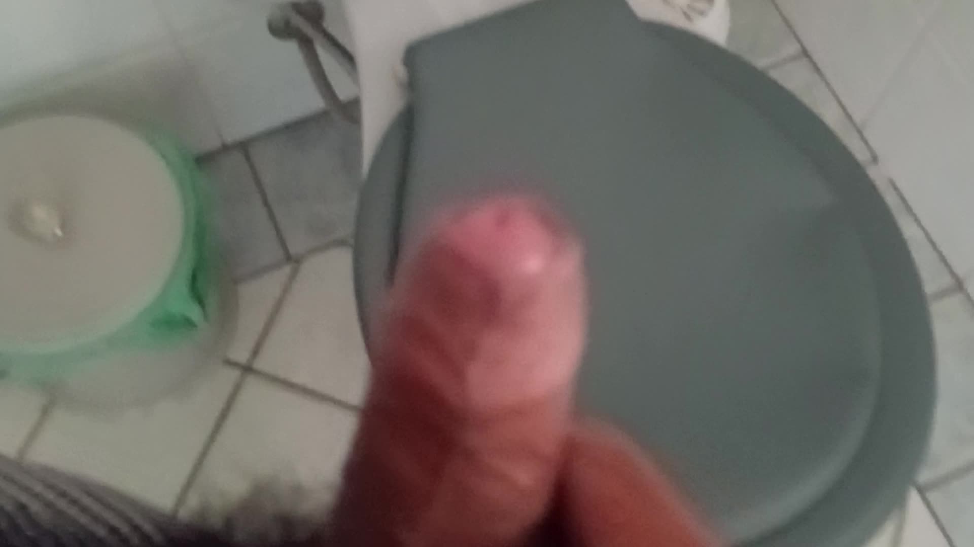 Masturbação e gozo intenso no banheiro