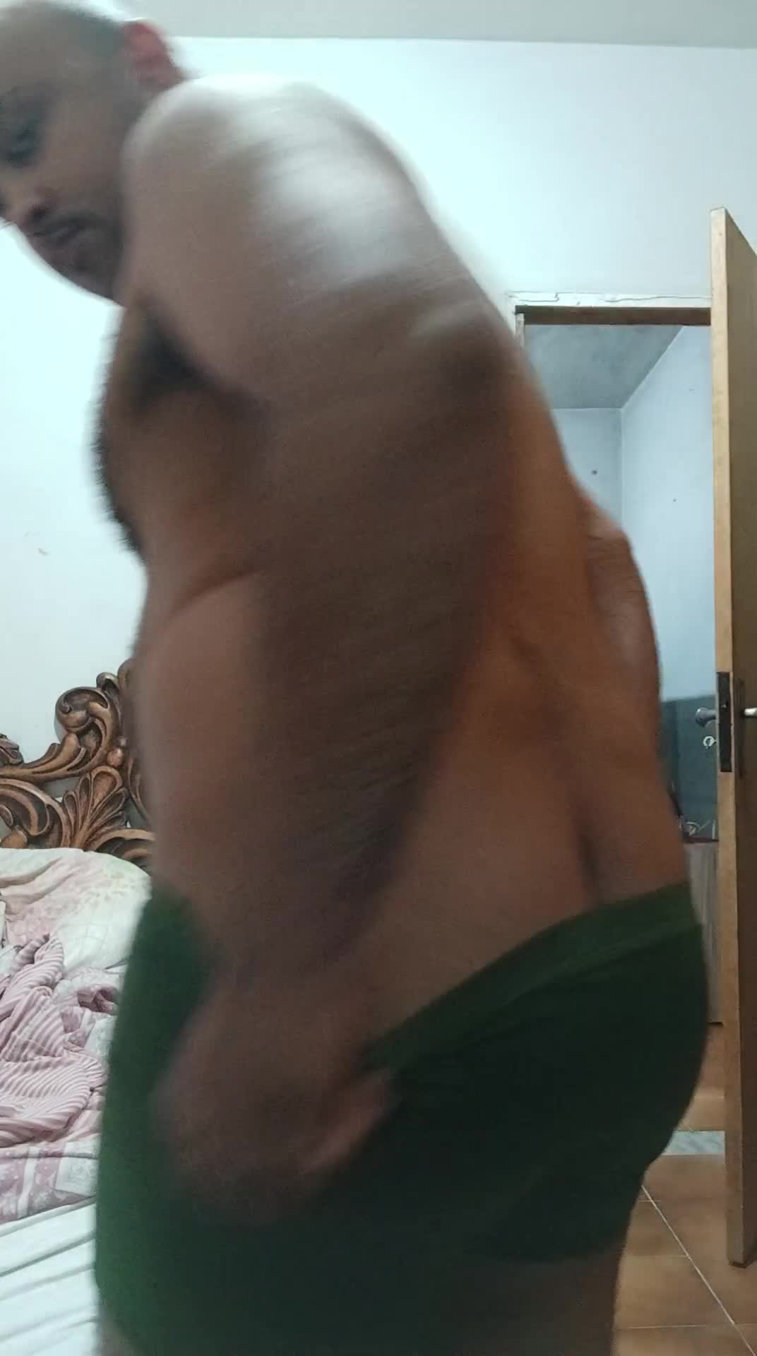Gostoso exibindo corpo e bunda sedutora