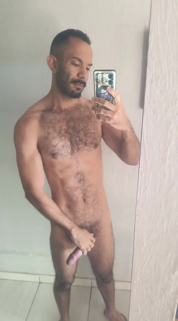 Exibicionismo masculino frente ao espelho