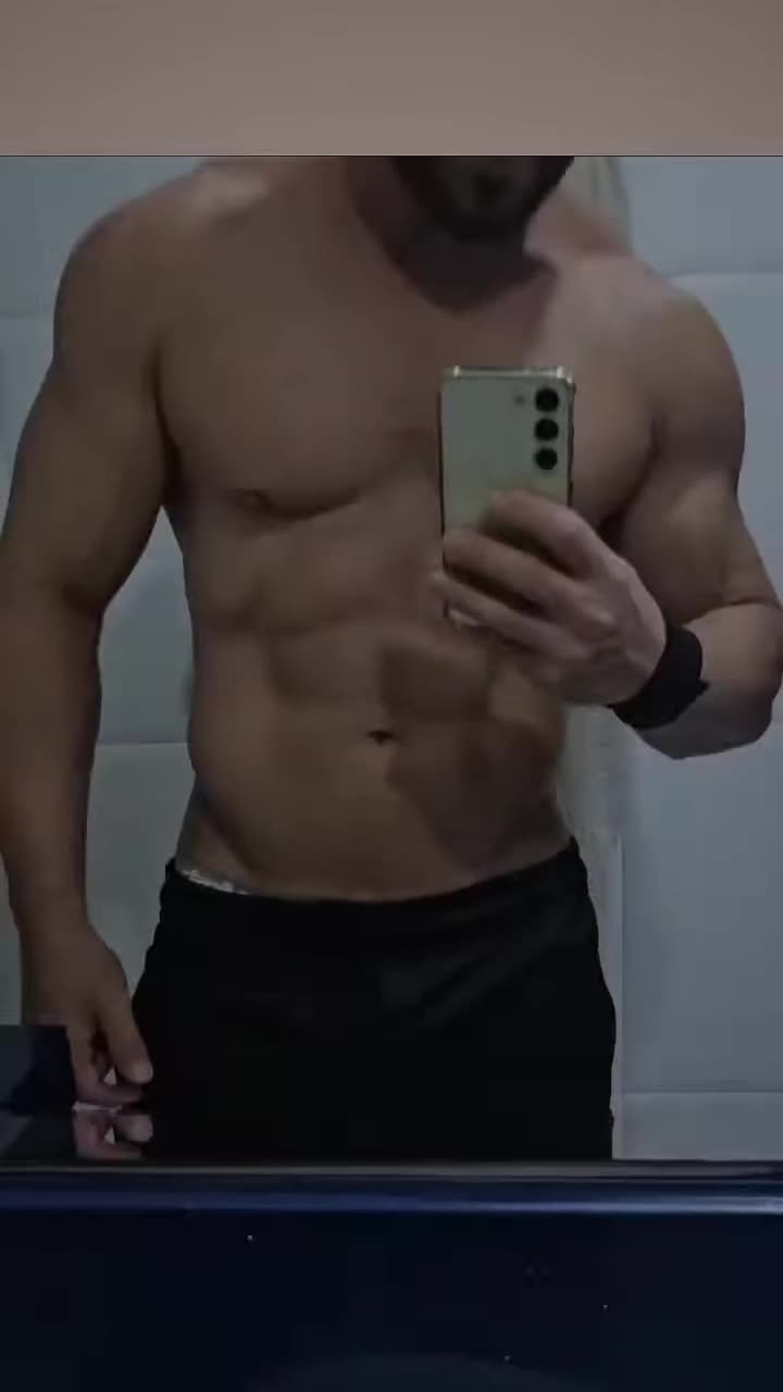 Exibição e voyeurismo com corpo definido no espelho