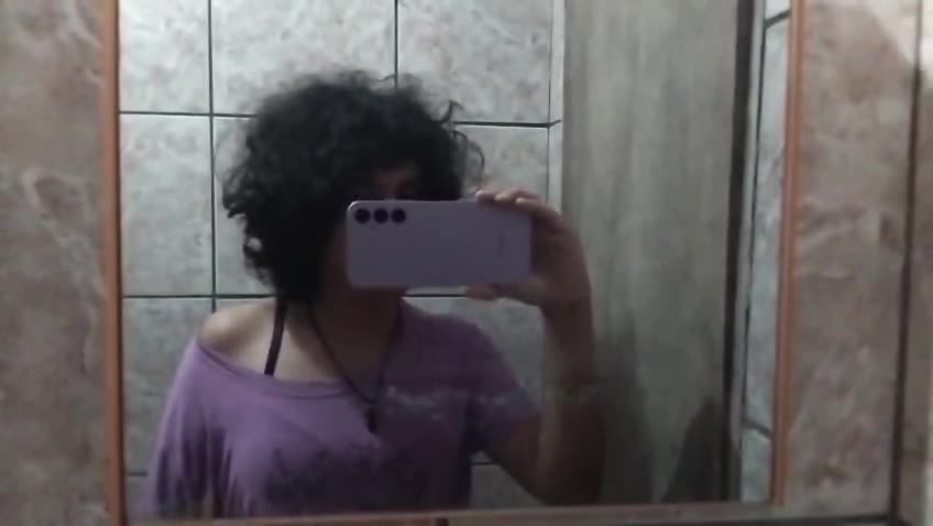 Selfie sensual com foco no cabelo e rosto