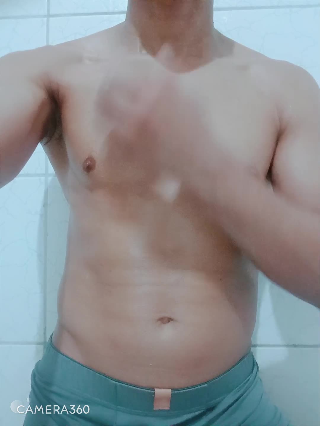 Peitoral definido, homem sarado
