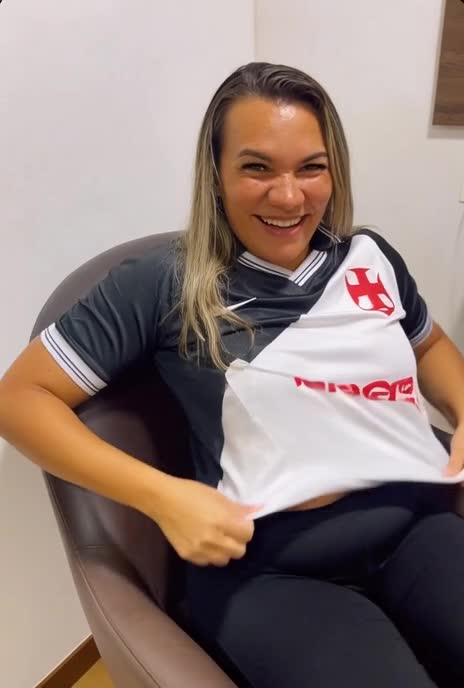 Loira sensual exibindo seios e peitos