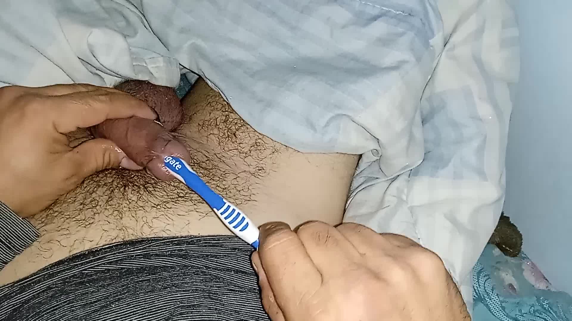 Masturbação sensual com anel peniano e higiene íntima