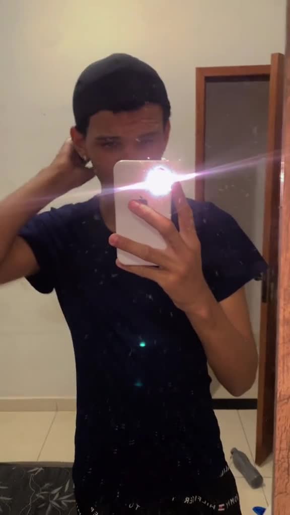 Garoto estiloso em frente ao espelho, selfie sensual