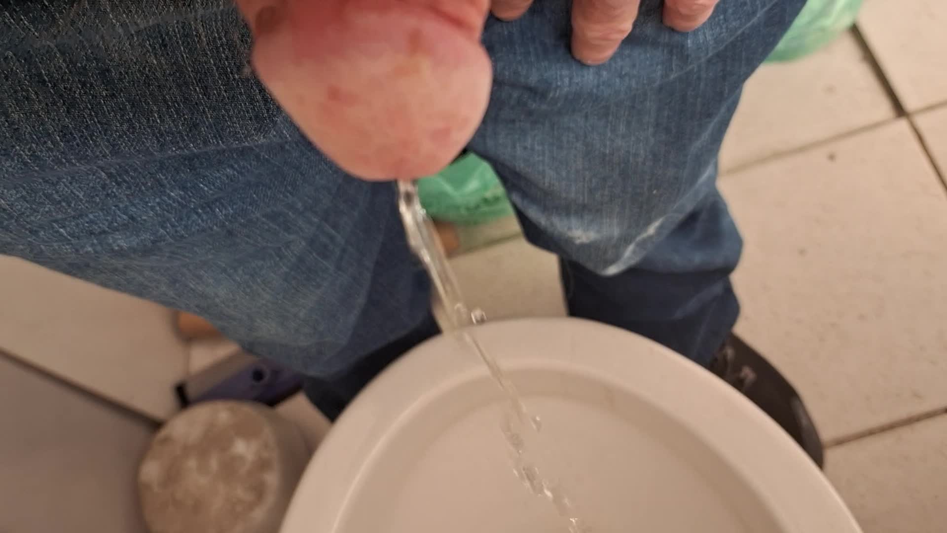 Homem urinando, fetiches de urinar, exposição e voyeurismo