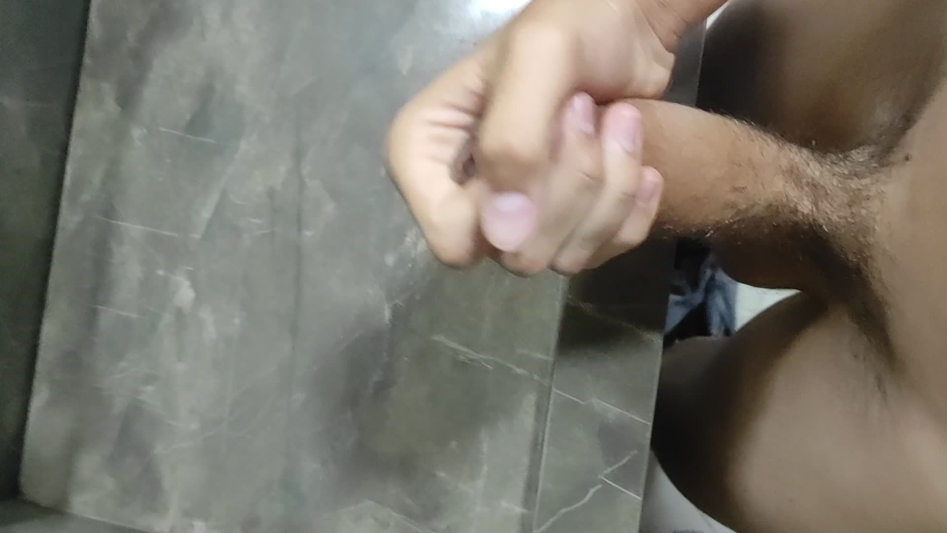 Masturbação e ejaculação masculina no banheiro
