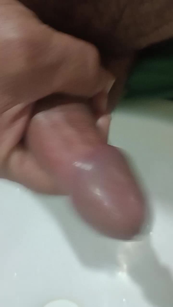 Masturbação solo masculino em close-up sensual