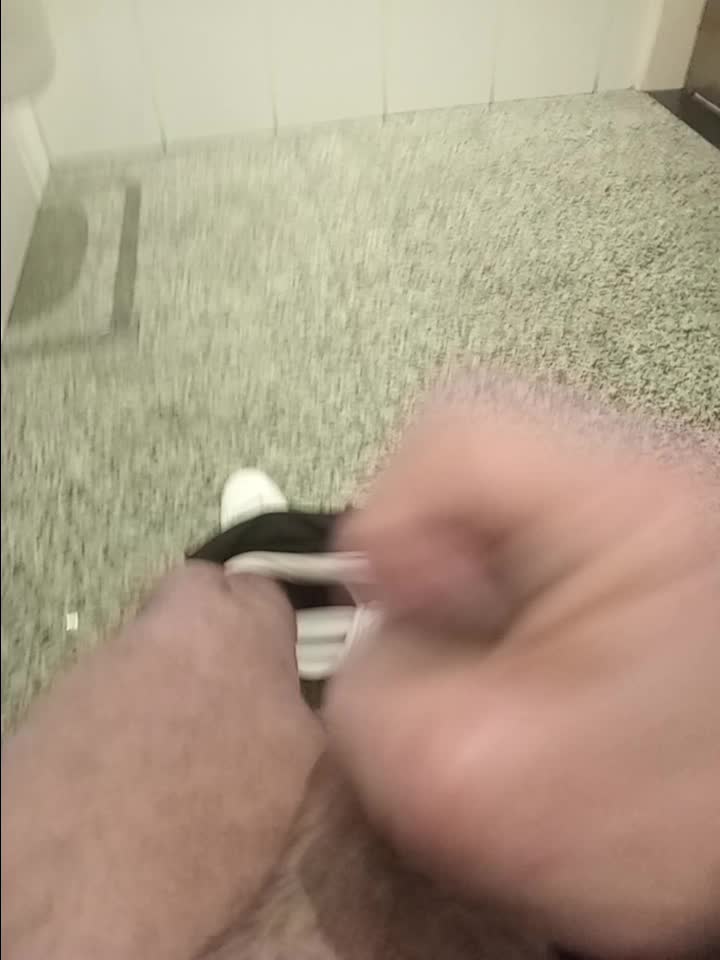 Masturbação solo masculino com orgasmo e gozo na cara