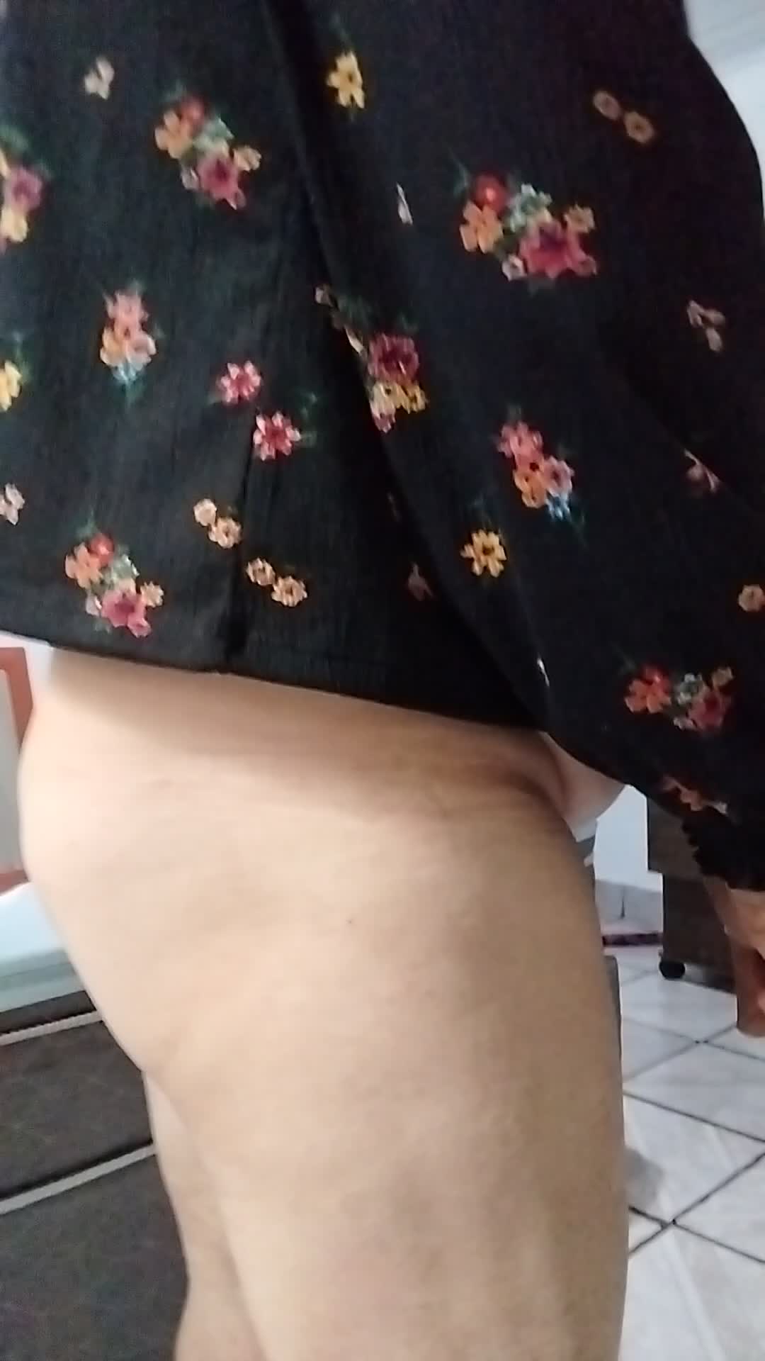 Exibicionismo sensual com pênis e bumbum à mostra