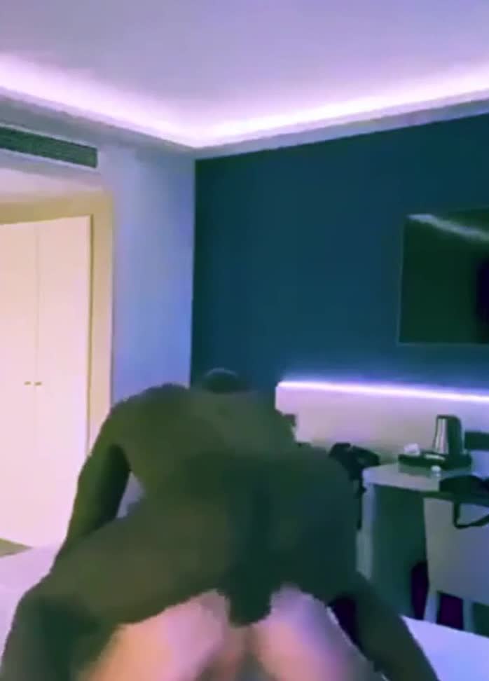 Sexo anal e quarto de hotel em momento íntimo