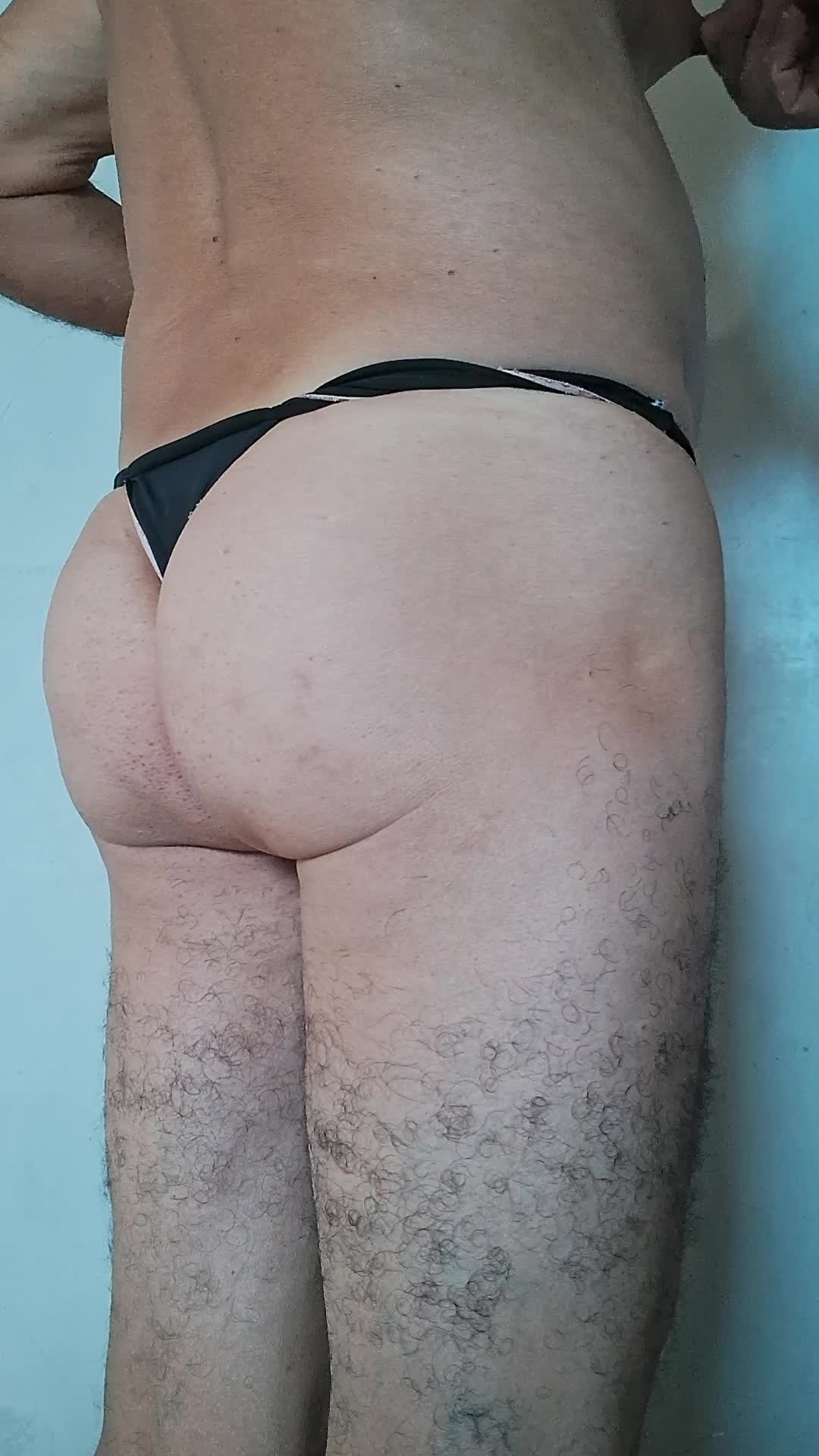 Exibicionismo com tanga fio dental e massagem genital