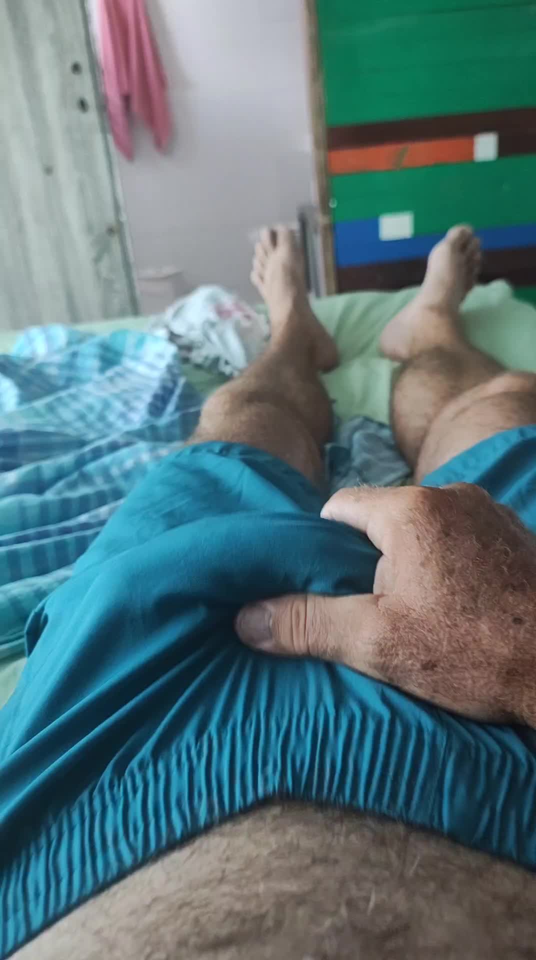 Tesão caseiro com corpo masculino e pênis peludo