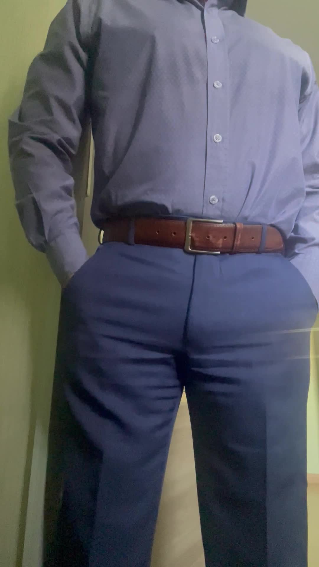 Homem provocando com tanga de renda bege e camisa social azul, fetiches crossdressing e lingerie