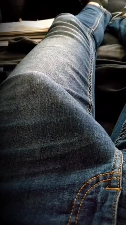pênis visível, masturbação, exibicionismo, jeans