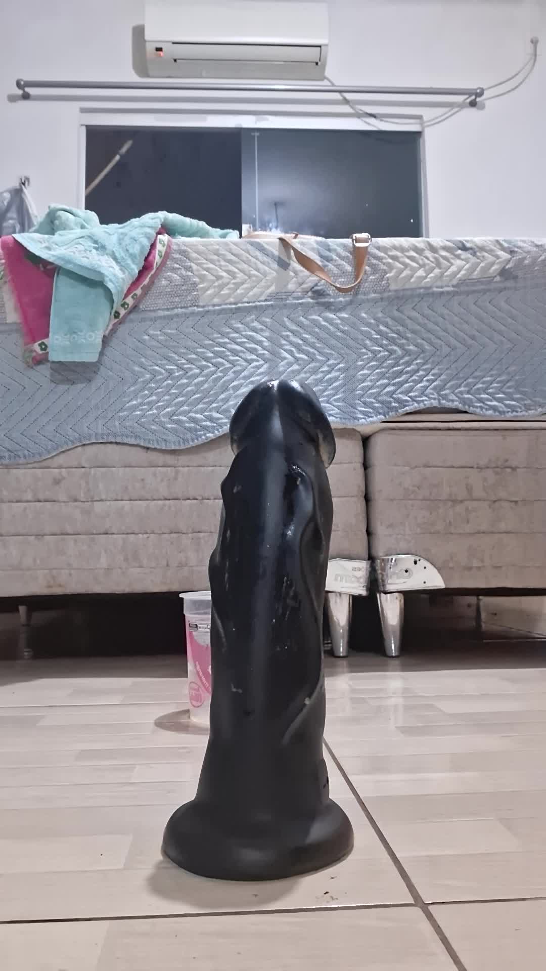 Prazer anal com dildo e muita lubrificação