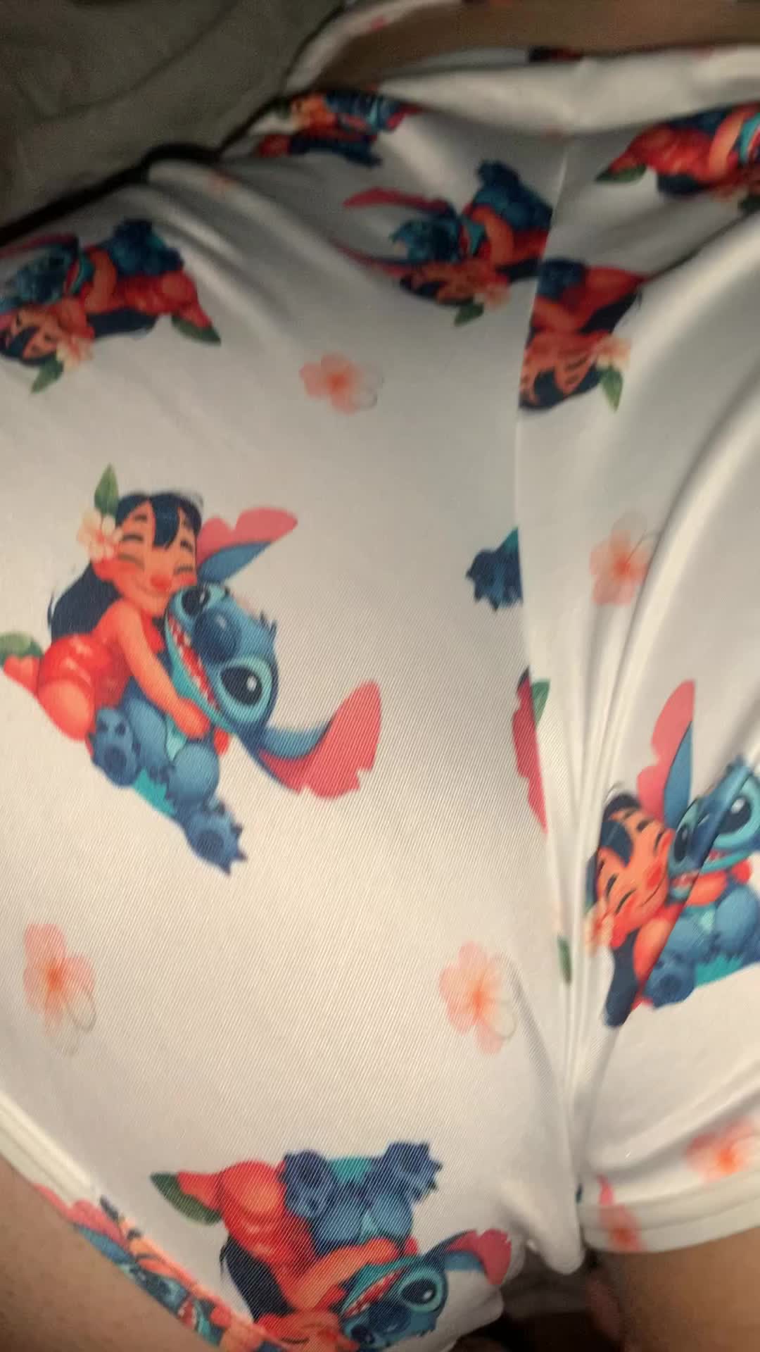 Masturbação com camisola de personagens infantis