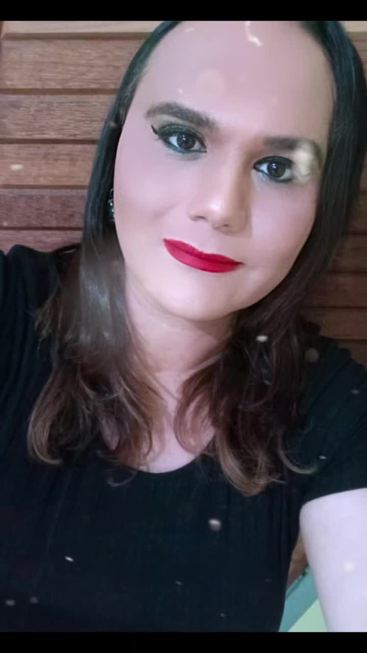 Close no rosto com maquiagem e olhar marcante