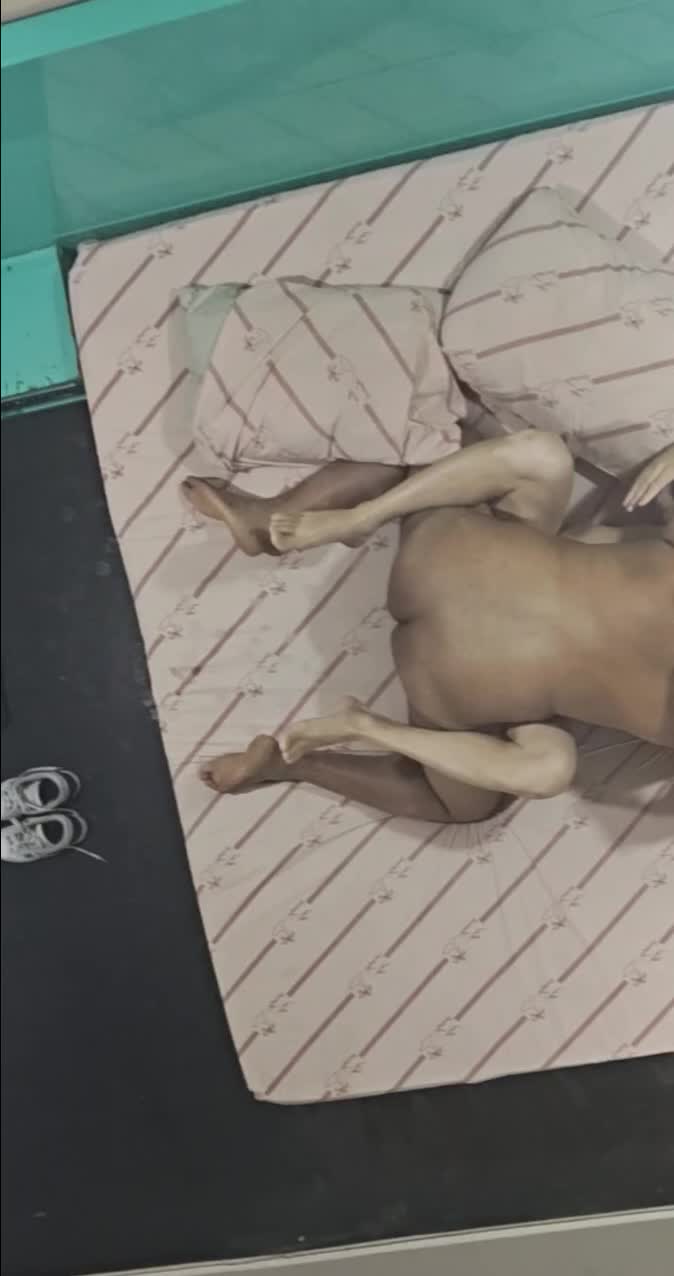 Homem corpo nu relaxando na cama