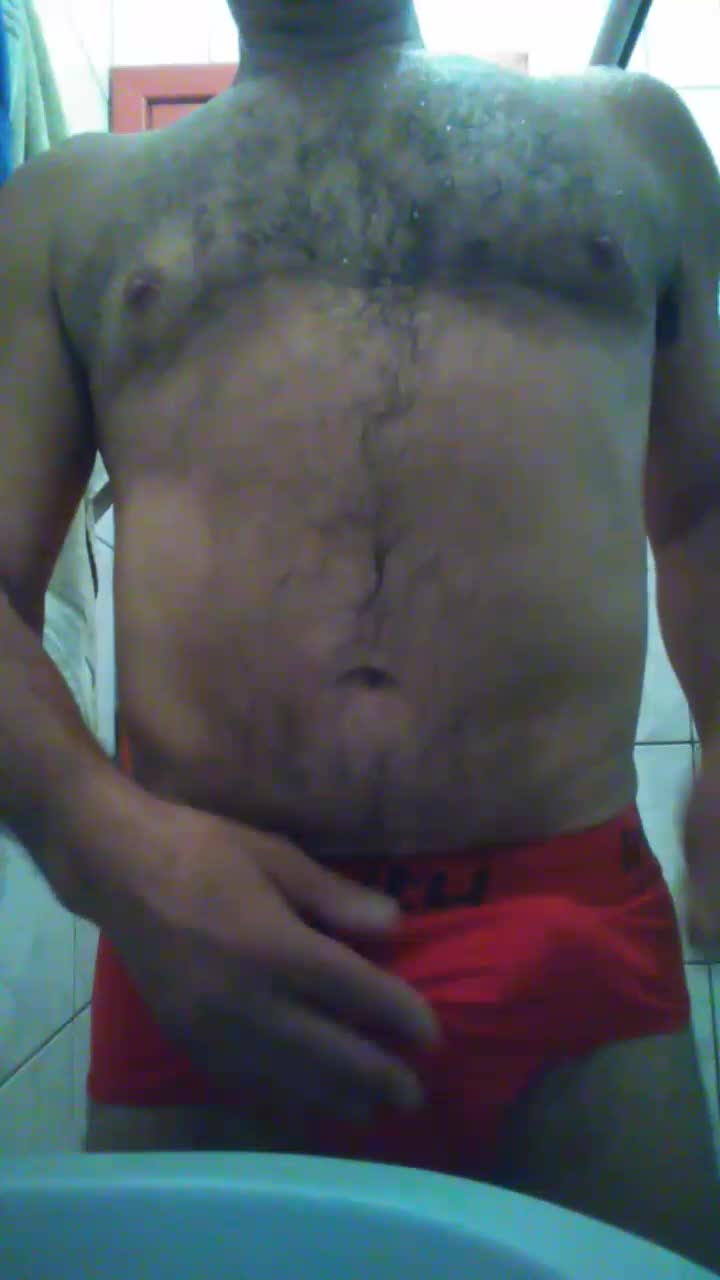 Masturbação, pênis e calcinha em cena provocante