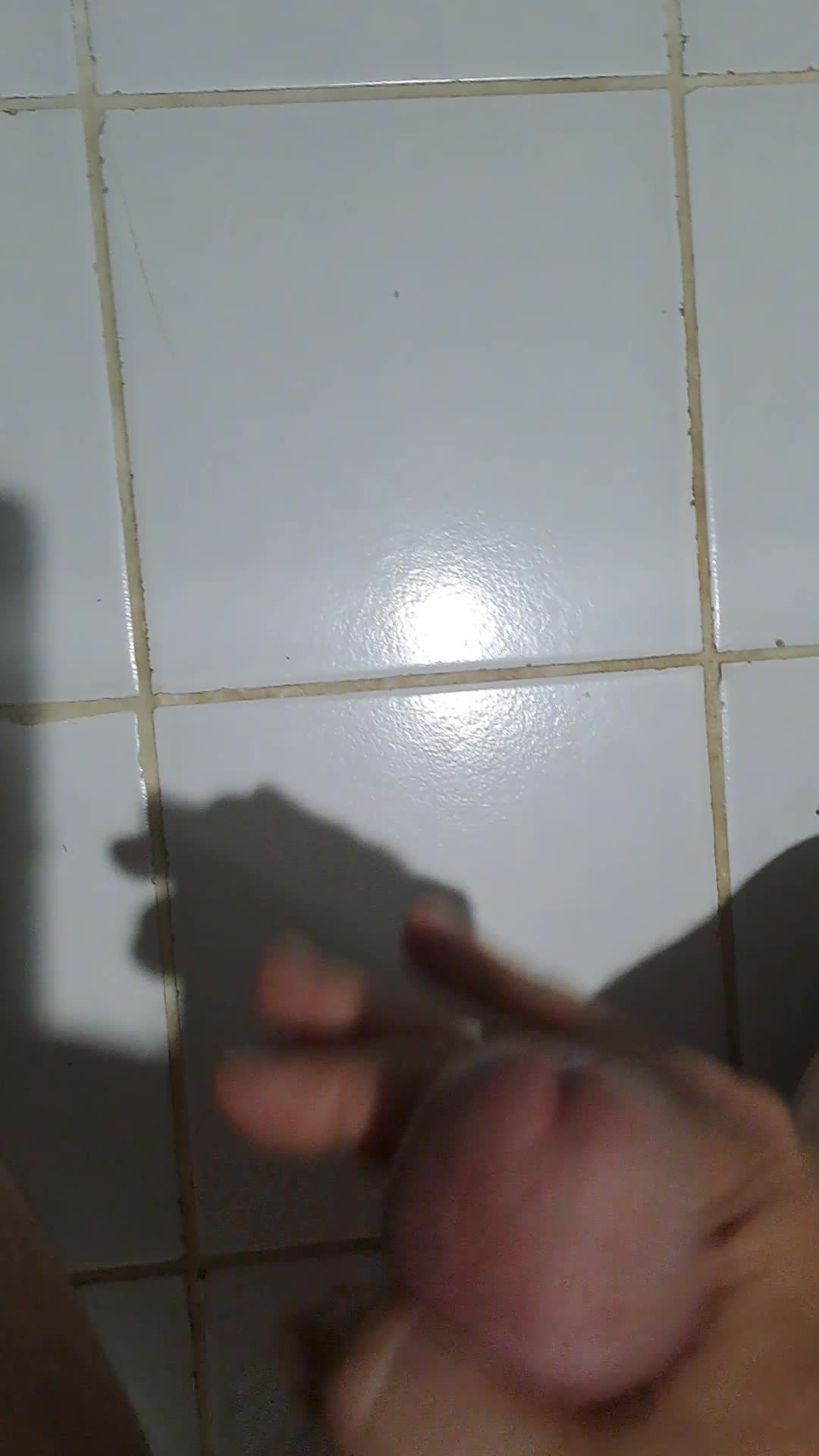 Masturbação sensual em azulejos brancos