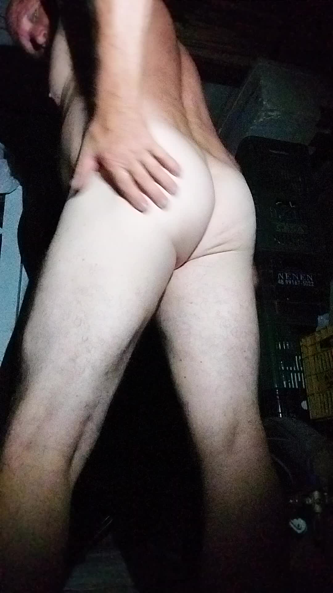 Exibicionismo masculino em ambiente escuro