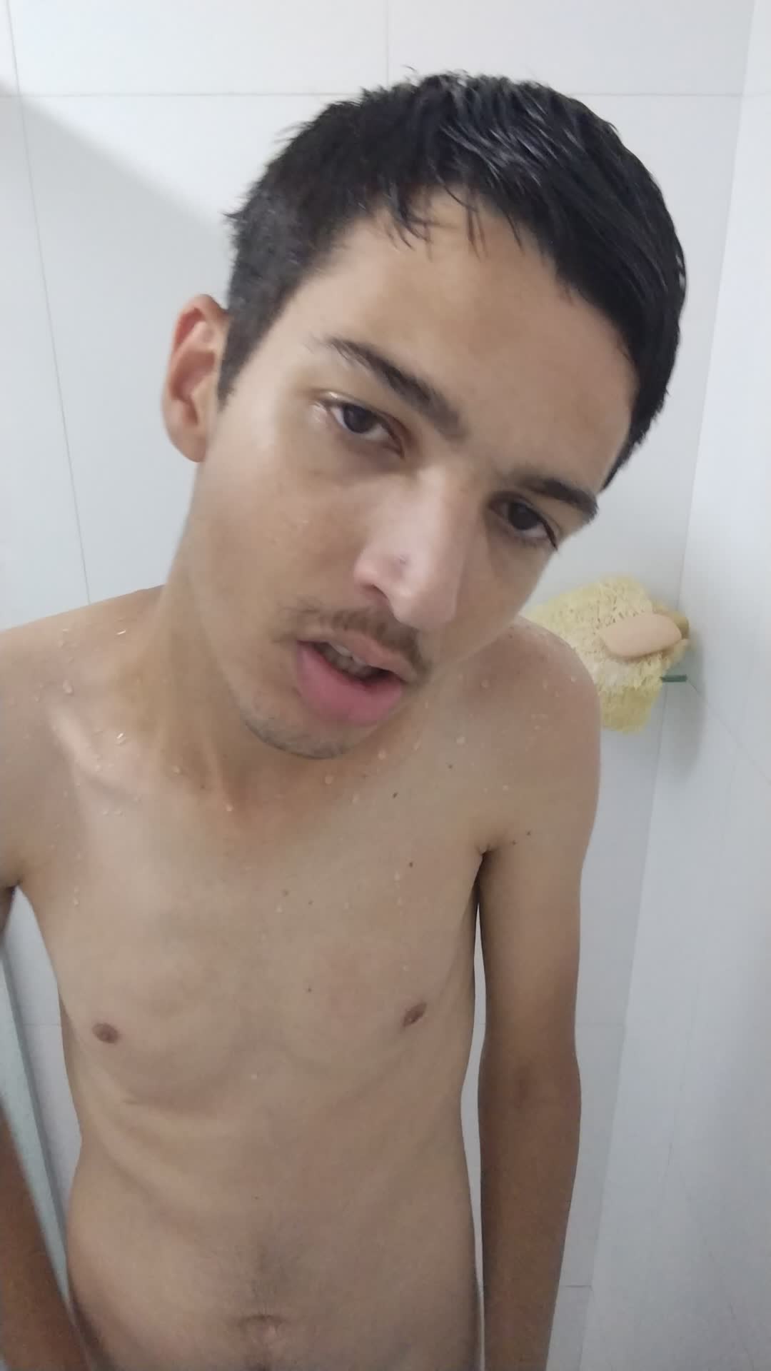 Masturbação, corpo e língua em cena sensual