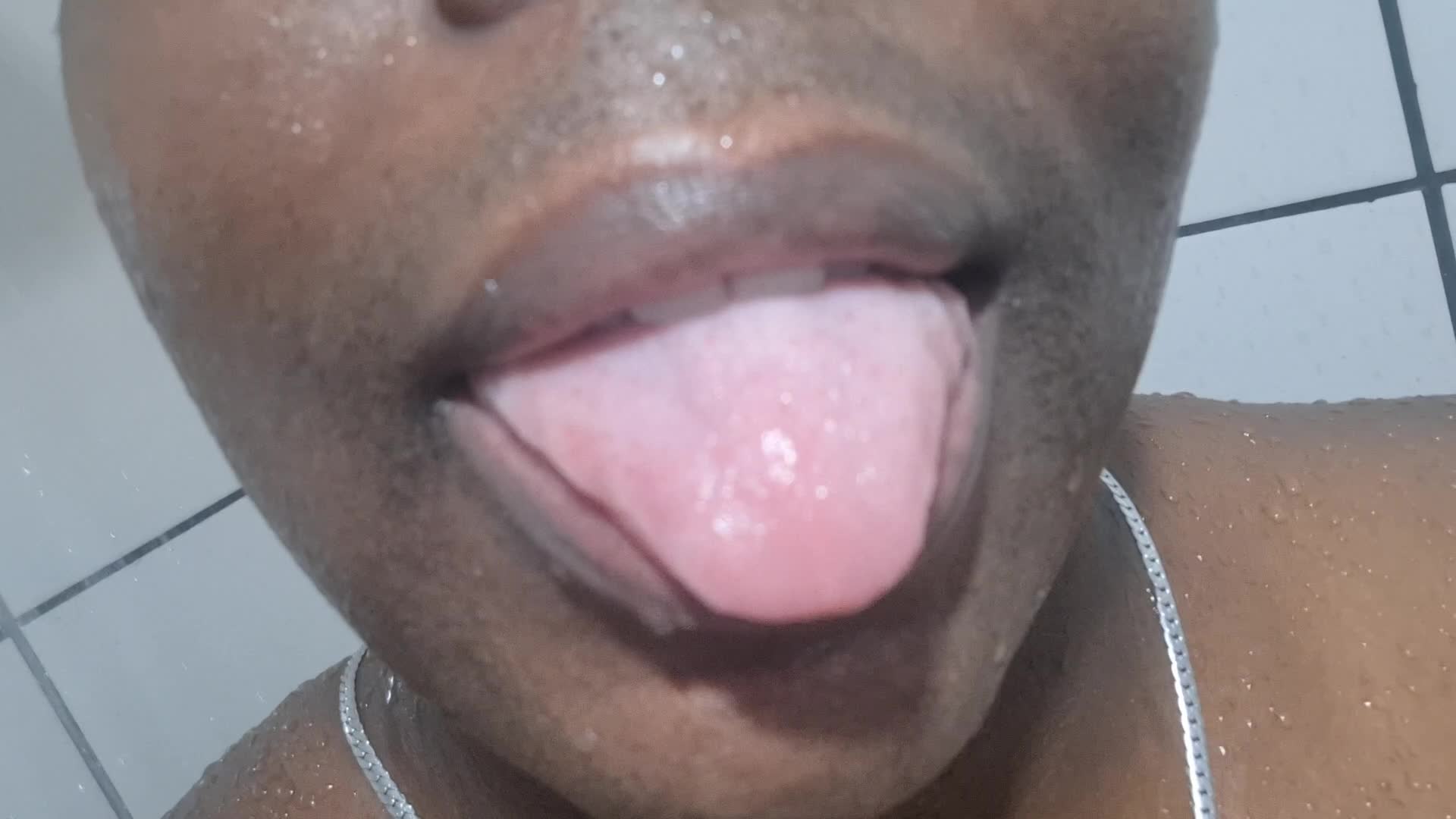 Beijo molhado e sensual com água e beijo