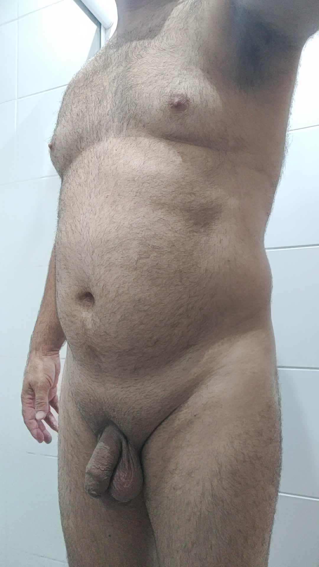Corpo masculino maduro com pelos em exibição