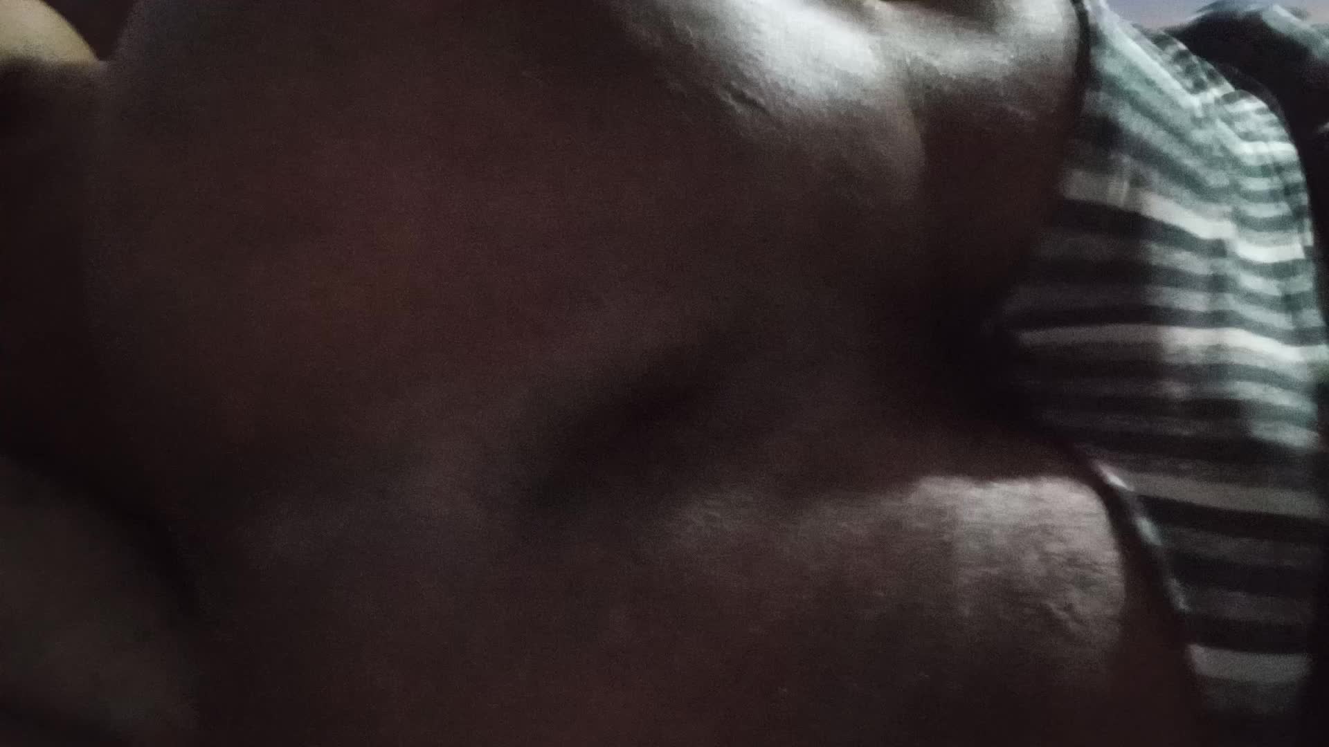 Masturbação, corpo musculoso, pele brilhante