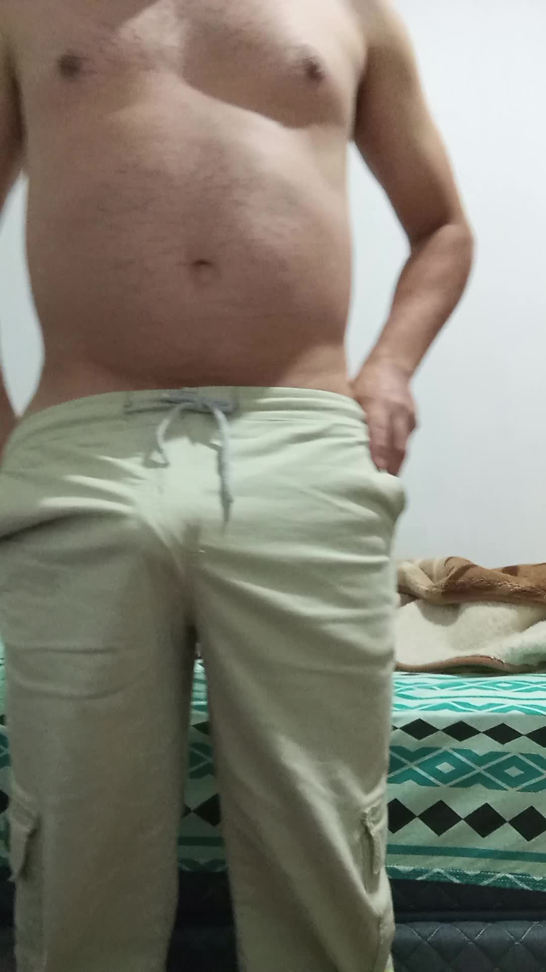 Exibicionismo e nudez de homem corpulento